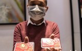 Người dân Hà Nội bịt khẩu trang phòng virus Corona mua vàng